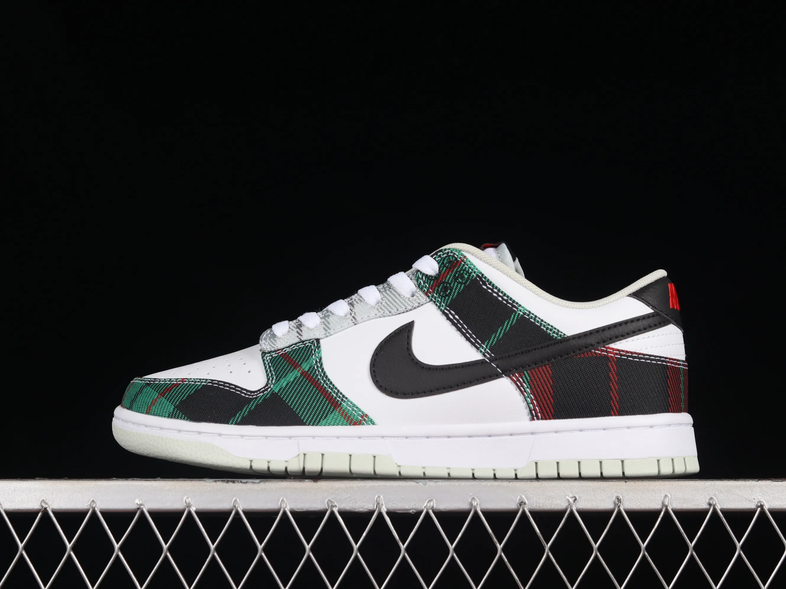 All categories Nk SB Dunk series Nk SB Dunk Low low-top sneakers Nk Dunk Low "Plaid" British style SB smashed backboard fashion casual sneakers DV0827-100